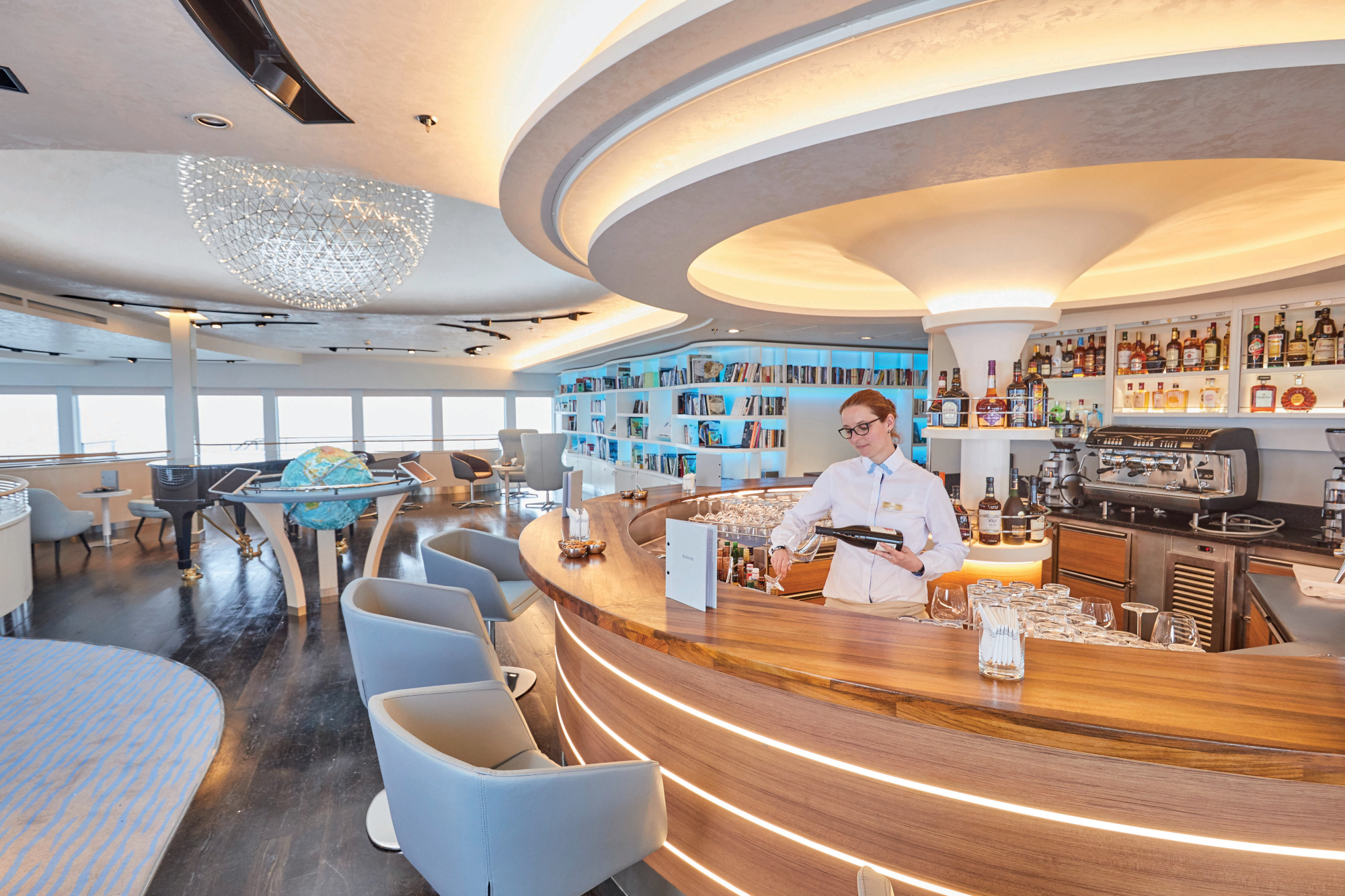 MyCruise Hapag-Lloyd-Cruises HANSEATIC-inspiration Offentlige-arealer Barer-lounger-atrium2